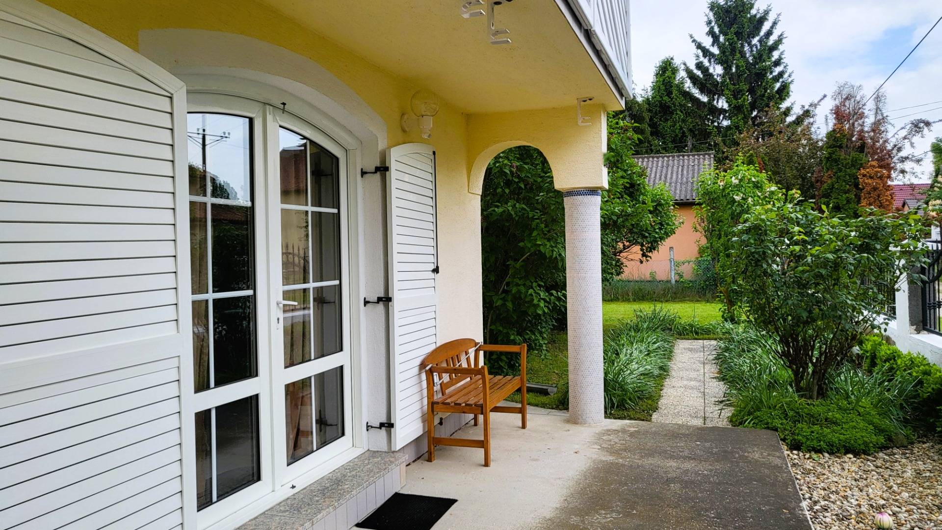 Gepflegtes Einfamilienhaus mit 4 Zimmern in ruhiger Lage in Dunasziget