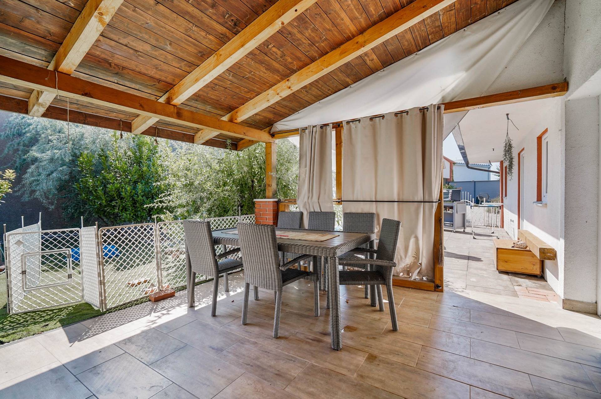 Geräumiges Einfamilienhaus in Pama