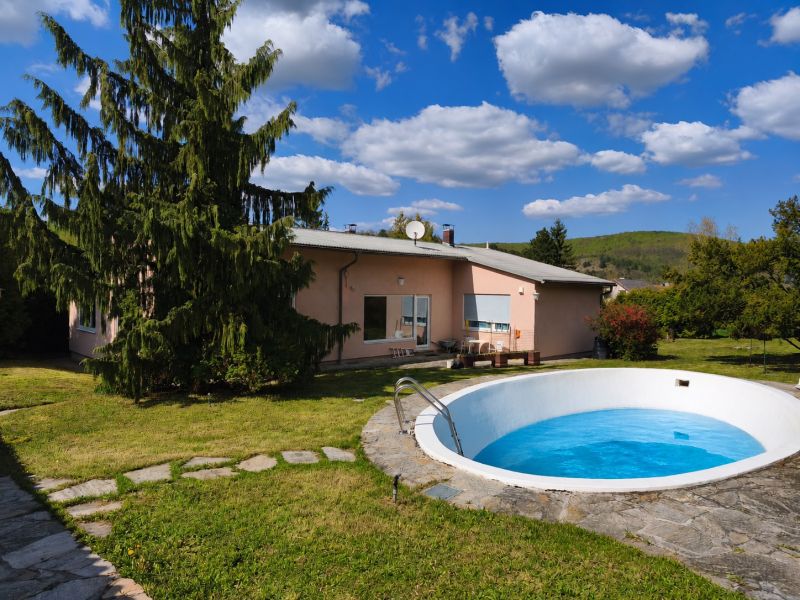 Großzügiges Grundstück mit Haus, Pool und Nebengebäuden, Alland